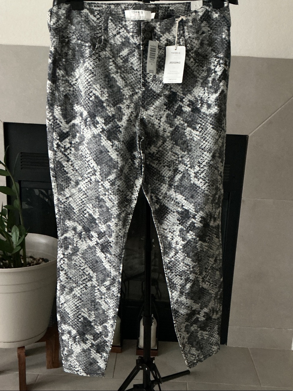 Torrid women’s Snake Print Ankle Jeggings - Black & White